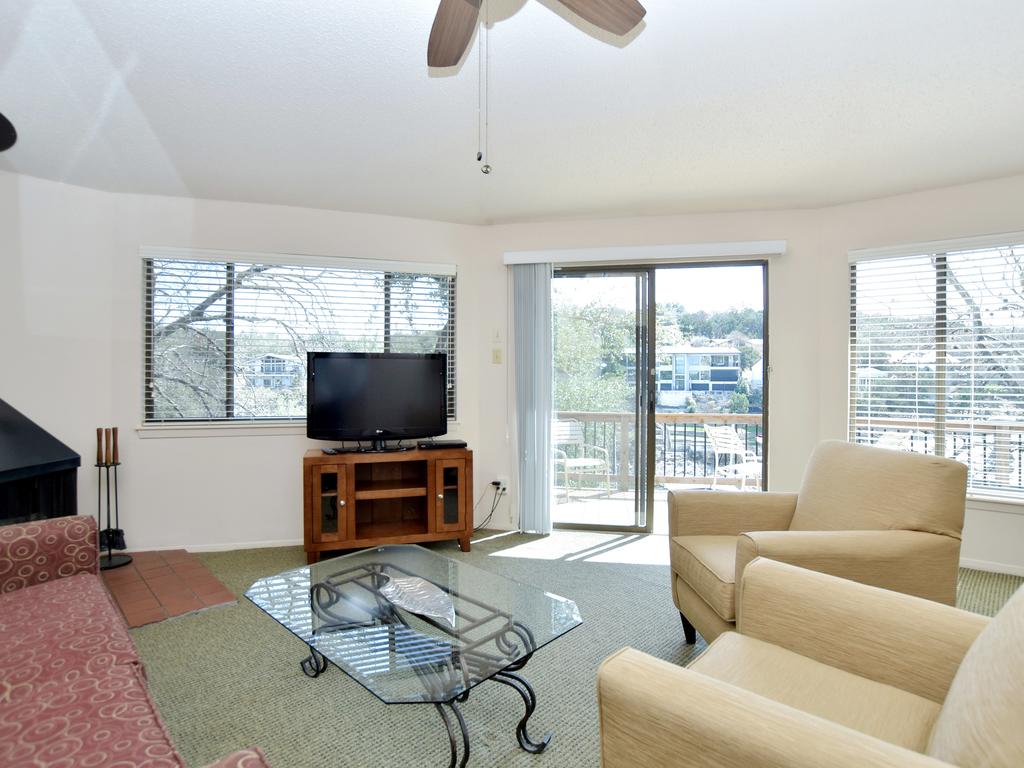 Bluff Side Bungalow On Lake Travis, Pool & Hot Tub, Next To Marina (#9) - thumb 3