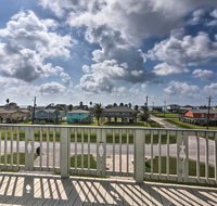 Bright Surfside Beach House 2 Blocks to Ocean - Accommodation Texas