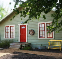 Bungalows on the Square- Unit 1 - Accommodation Texas