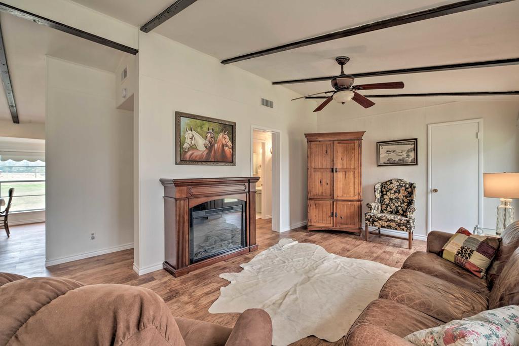 Carmine Cottage On 60-Acre Farm With Porch & Pond! - thumb 3