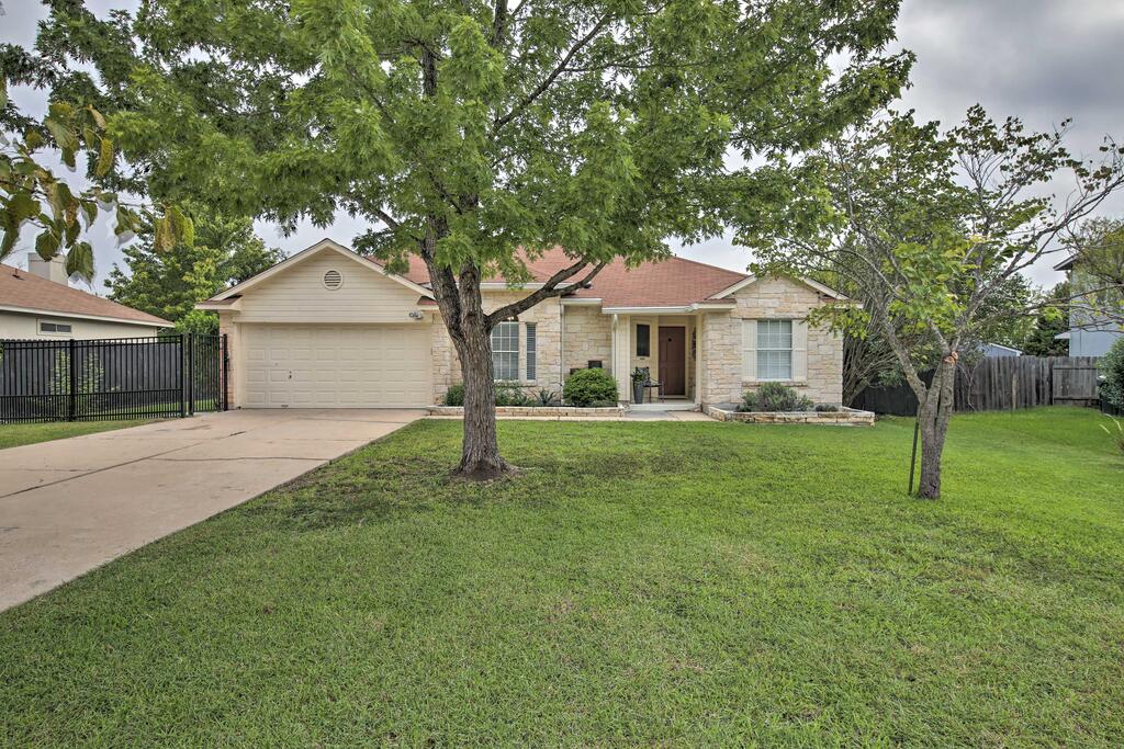 Chic Kyle Home W/Patio - 20 Mi. To DT Austin! - thumb 1