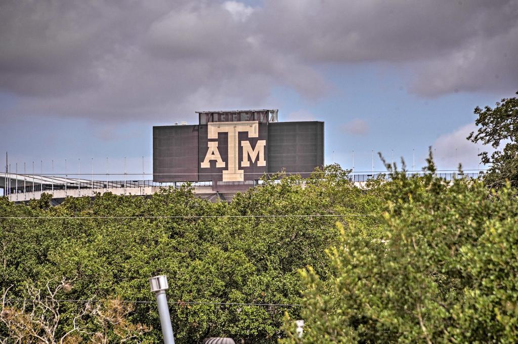 College Station Home - Walk To Texas A And M! - thumb 2
