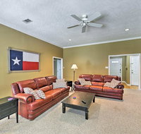College Station Home with Yard - 5 Mins to A and M - Accommodation Texas