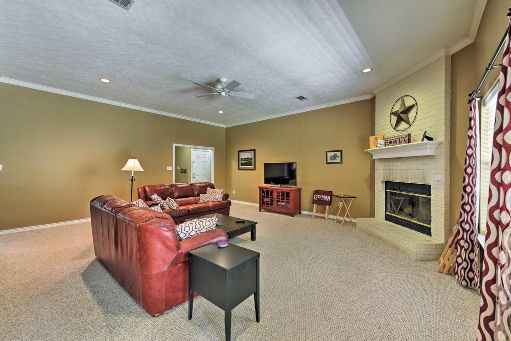 College Station Home With Yard - 5 Mins To A And M! - thumb 3