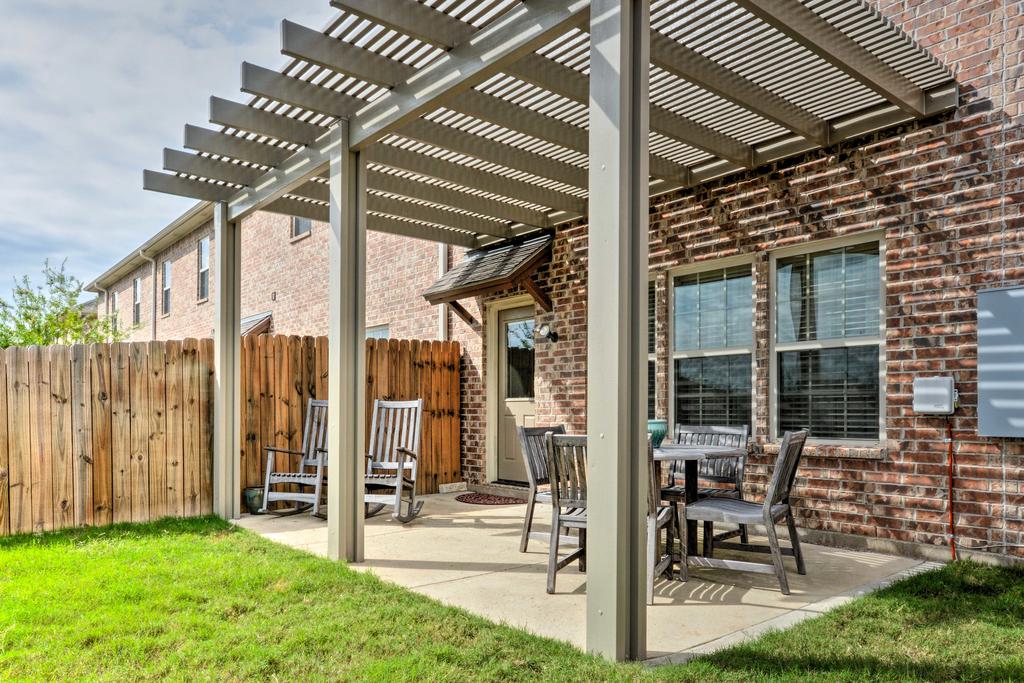 College Station Townhouse With Patio And Pool Access - thumb 0