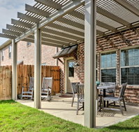 College Station Townhouse with Patio and Pool Access - Accommodation Texas