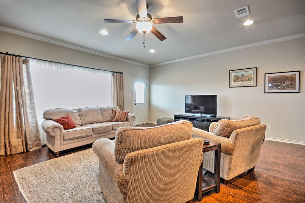 College Station Townhouse With Patio And Pool Access - thumb 3