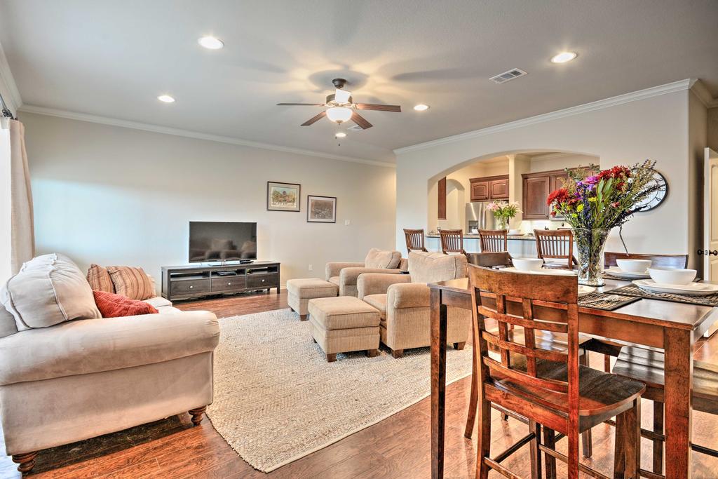 College Station Townhouse With Patio And Pool Access - thumb 2
