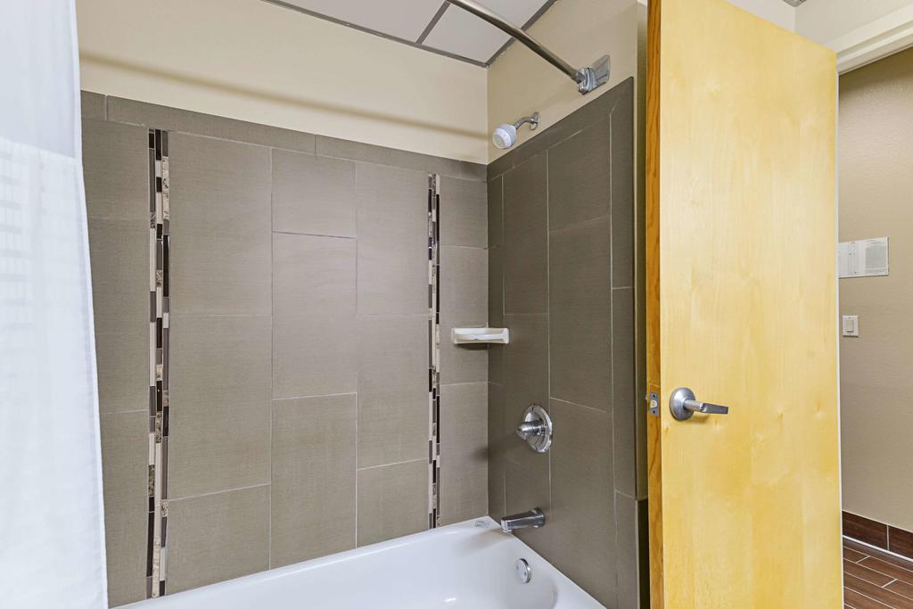 Comfort Suites Lubbock - thumb 2