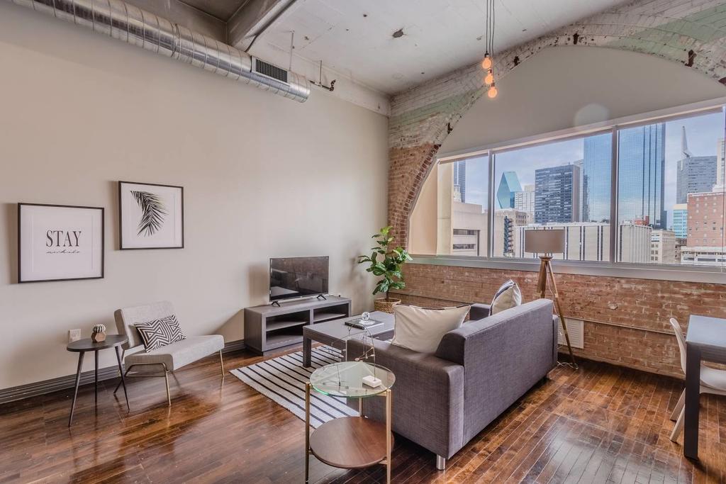 Cozy 1 Bedroom Apartment Overlooking Downtown - thumb 0