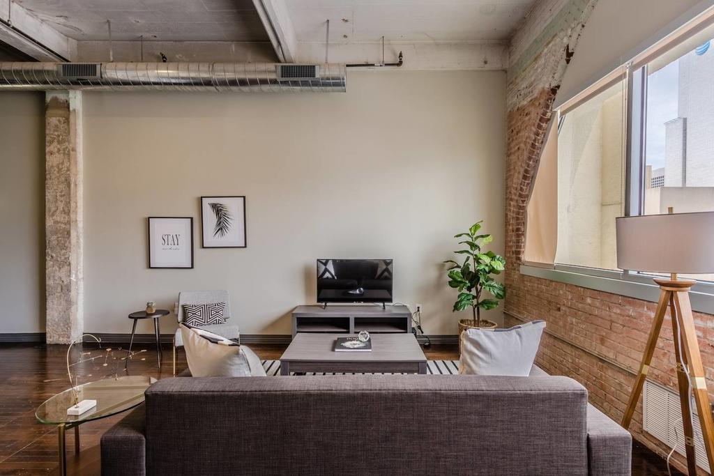 Cozy 1 Bedroom Apartment Overlooking Downtown - thumb 2
