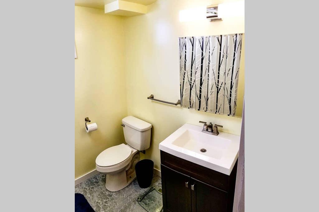 Cozy Apartment In Heart Of Downtown! - thumb 1