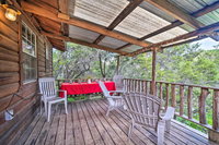Cozy Cabin with Deck - Nestled by Honey Creek Accommodation Texas