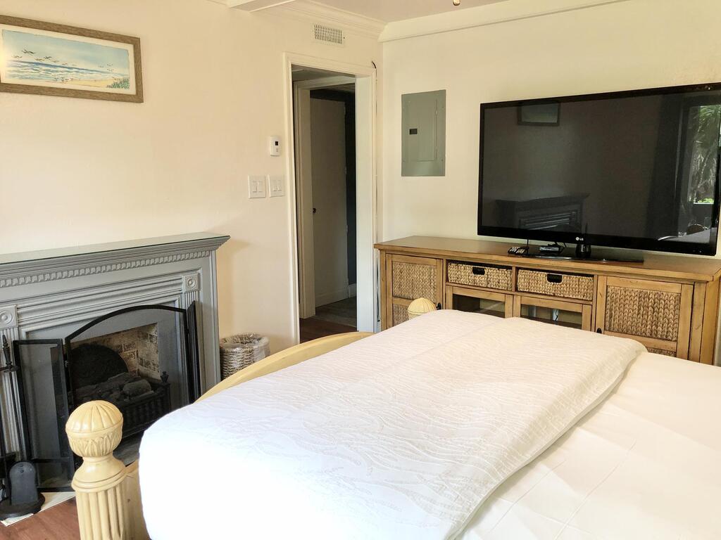 Cozy Condo In Tiki Complex With Private Beach Access - thumb 1