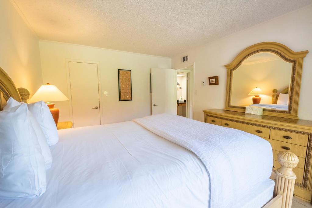 Cozy Condo In Tiki Complex With Private Beach Access - thumb 1