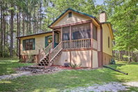 Cozy Pine Mountain Cabin with Screened Porch  Yard Accommodation Texas