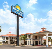 Days Inn  Suites by Wyndham Braunig Lake - Accommodation Texas