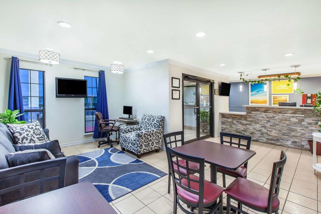 Days Inn & Suites By Wyndham Braunig Lake - thumb 1