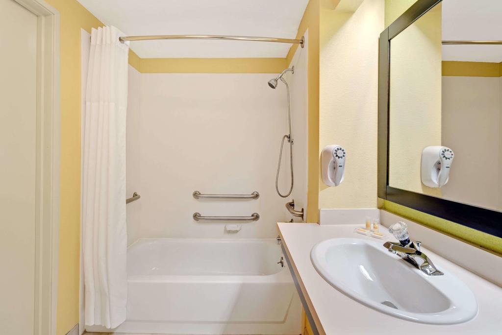 Days Inn & Suites By Wyndham DeSoto - thumb 1