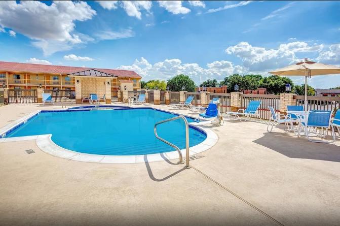 Days Inn By Wyndham North Dallas/Farmers Branch - thumb 1