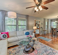 Dog-Friendly Woodlands Townhouse Near Market St. - Accommodation Texas
