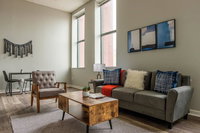 Downtown 1 and 2 BR Apt with Kitchen by Frontdesk Accommodation Texas