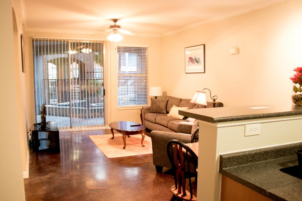 Downtown Dallas Beautiful Poolside Apartment - thumb 0