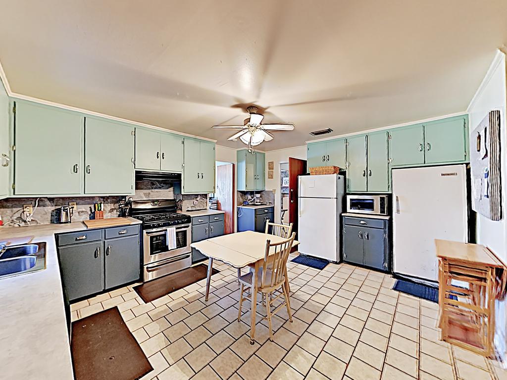 Fulton Beach Four-Bedroom House Home - thumb 3