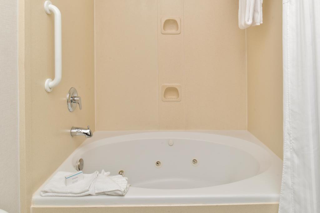 Hilton Garden Inn Addison - thumb 2