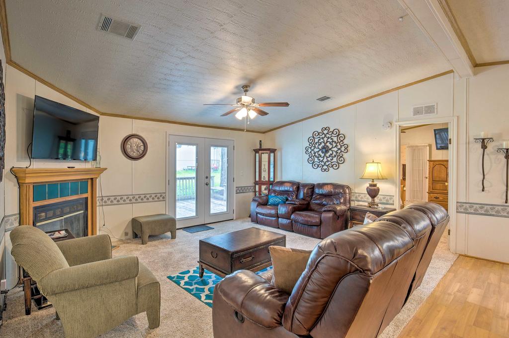 Home With Deck, Walk To Cedar Creek Res & 2Mi To Golf - thumb 3