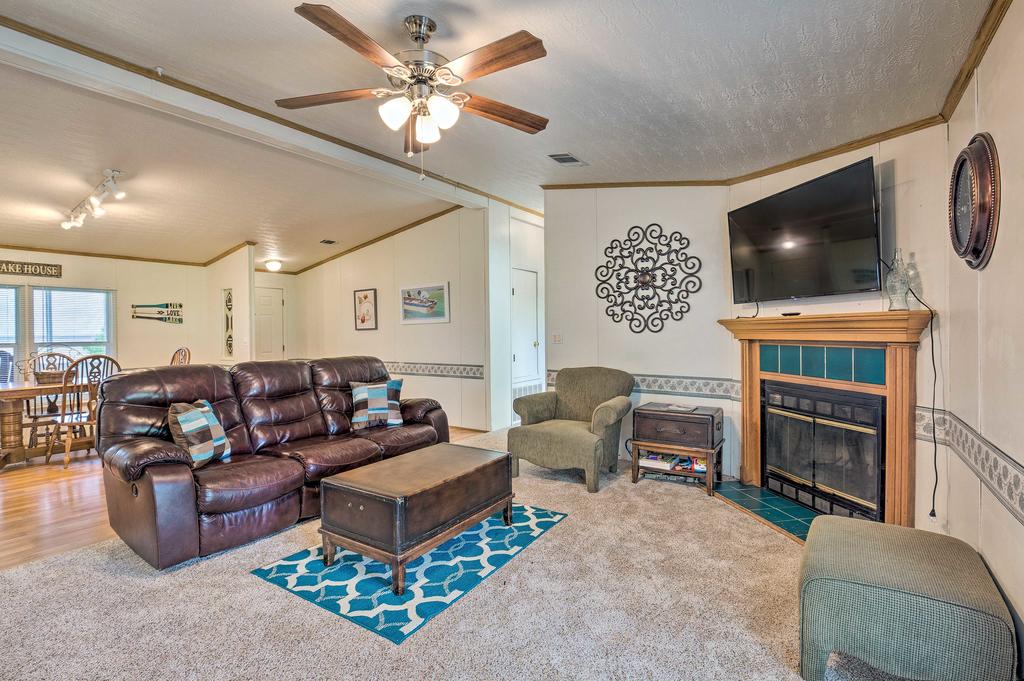 Home With Deck, Walk To Cedar Creek Res & 2Mi To Golf - thumb 0