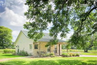 Booking Burton Accommodation Texas