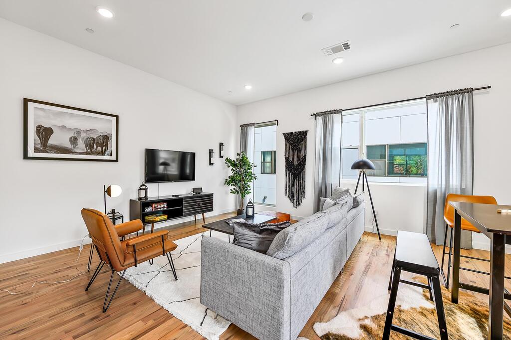 Jurny - Bishop Arts District 2 Bedroom Apartments - thumb 2
