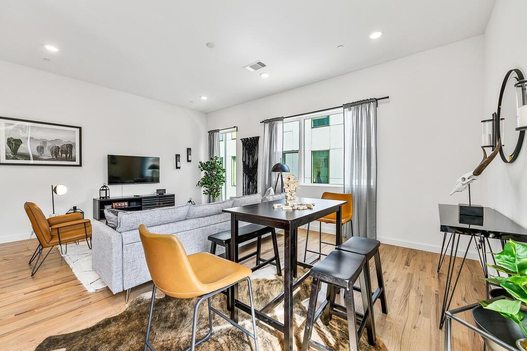 Jurny - Bishop Arts District 2 Bedroom Apartments - thumb 3