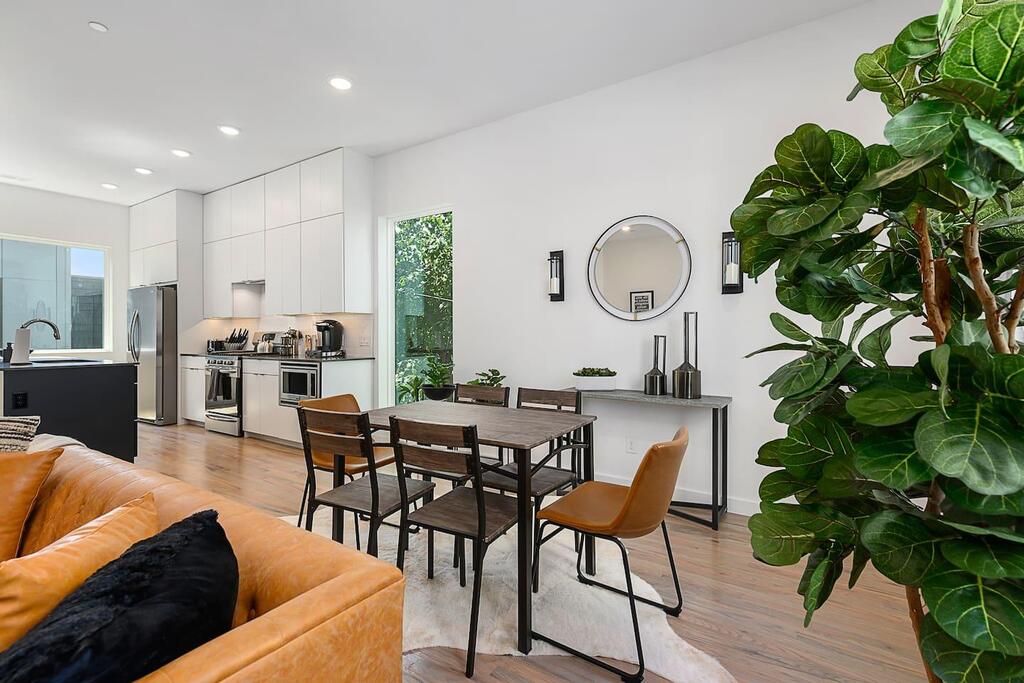 Jurny - Bishop Arts District 2 Bedroom Apartments - thumb 1