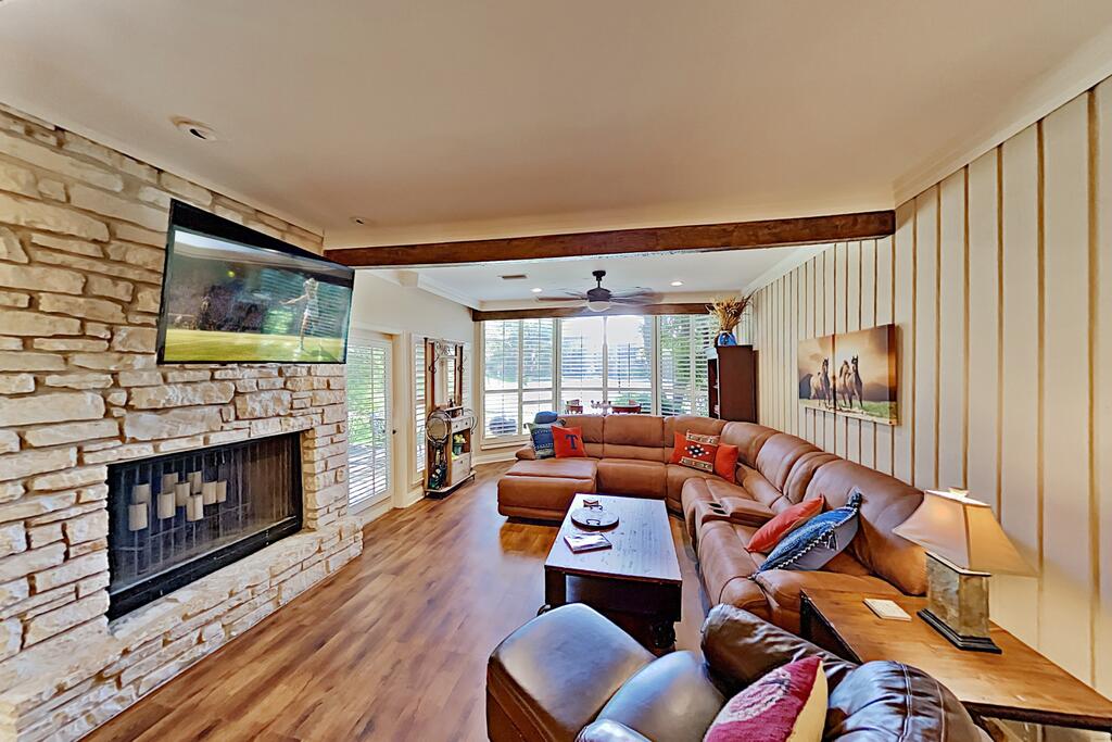 Lavish All-Suite W/ Tennis Courts: Near Pool, Golf Condo