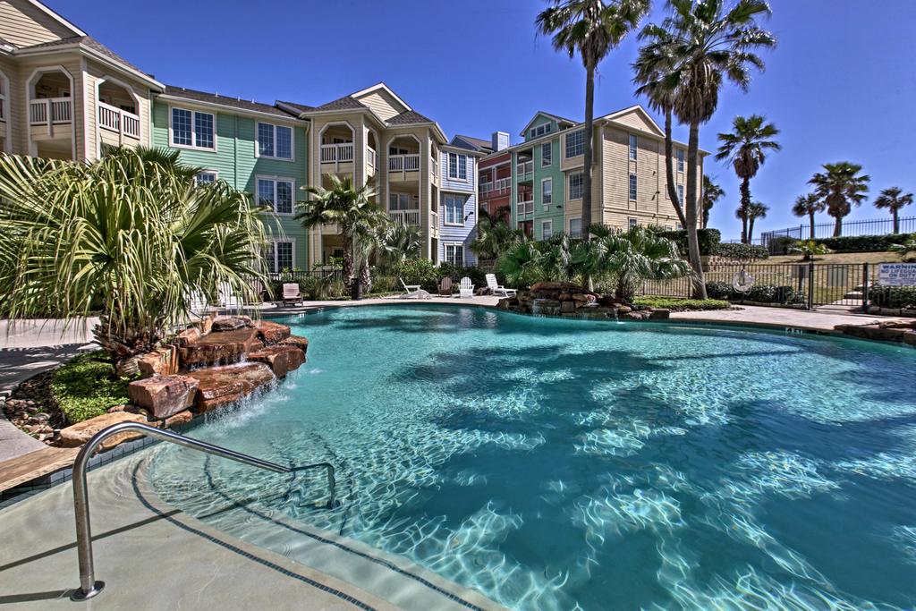 Lavish Galveston Resort Escape - Walk To The Beach! - thumb 1