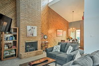 Lubbock Townhome with Grill -5 Mins to TTU  Downtown Accommodation Texas