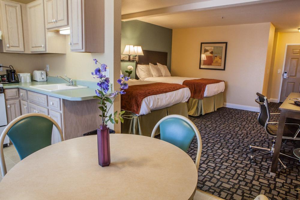 Marinwood Inn & Suites - thumb 0