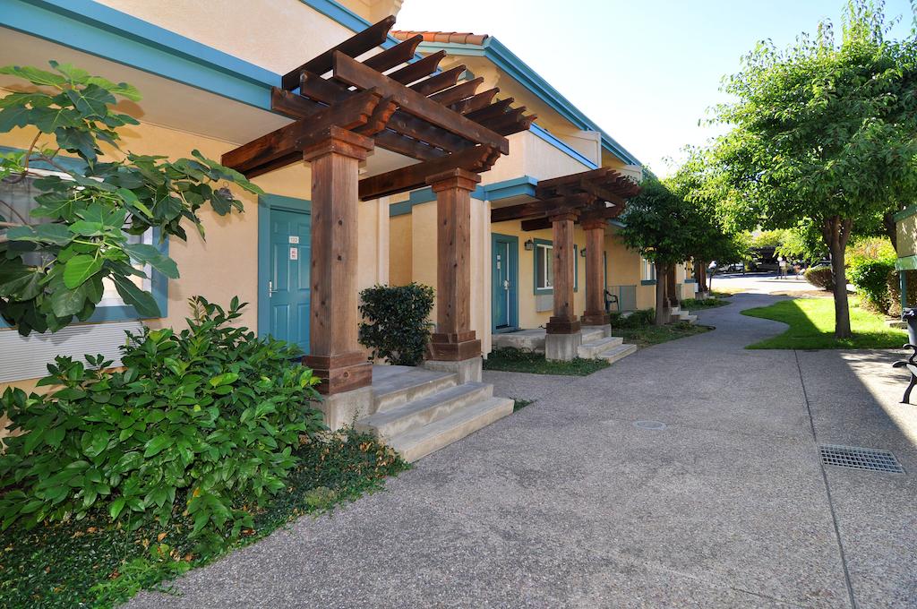 Marinwood Inn & Suites - thumb 1