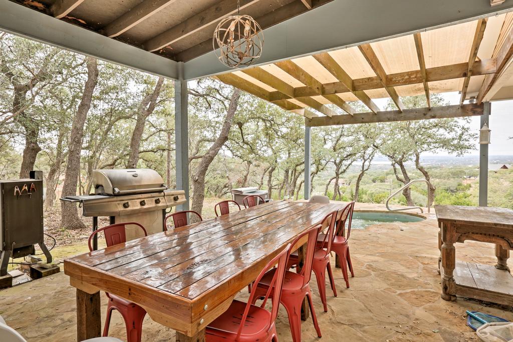 Modern Fischer House With Deck, Fire Pit & Hot Tub!