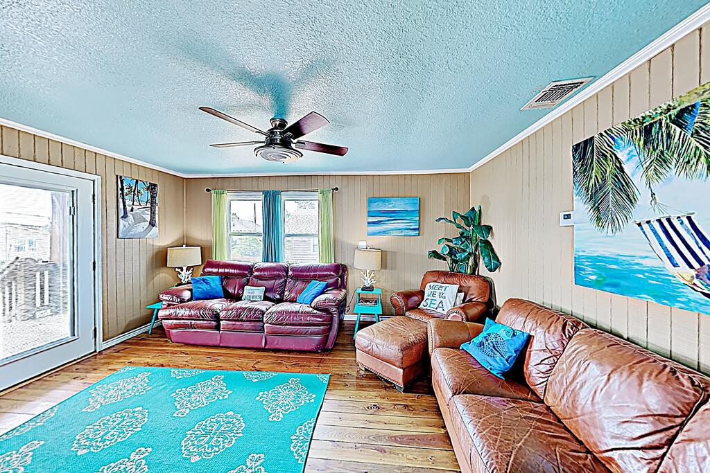 New Listing! Updated Downtown Home W/ Private Pool Home - thumb 2
