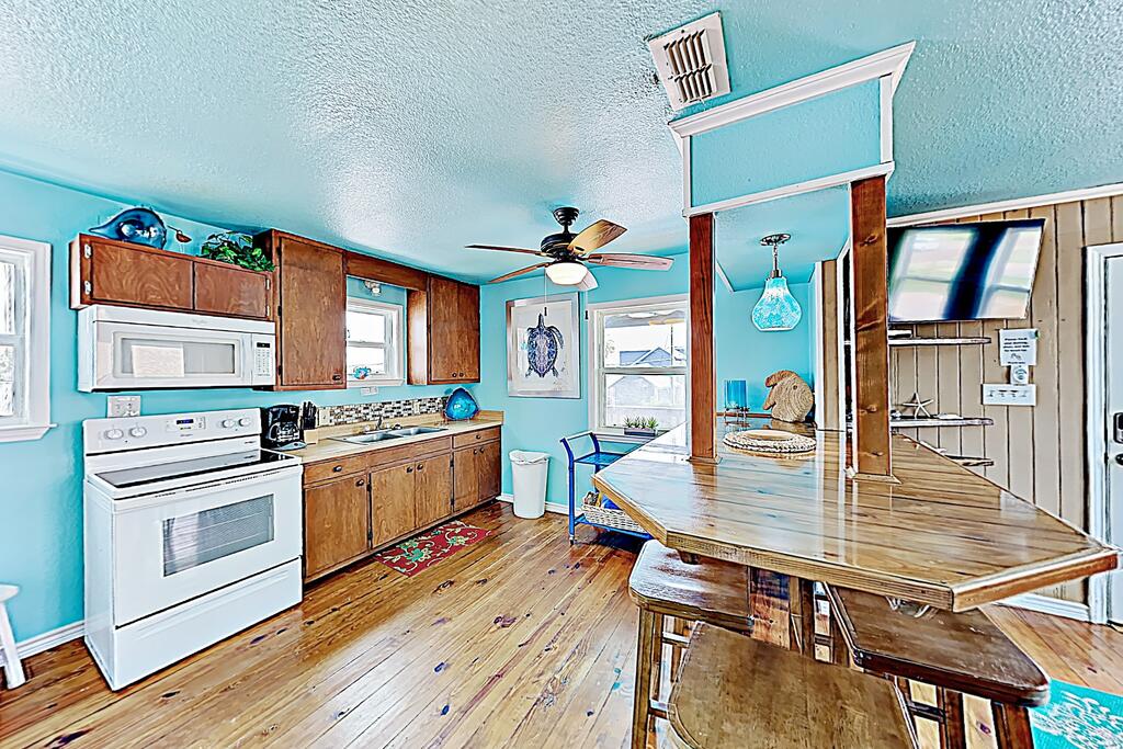 New Listing! Updated Downtown Home W/ Private Pool Home - thumb 3