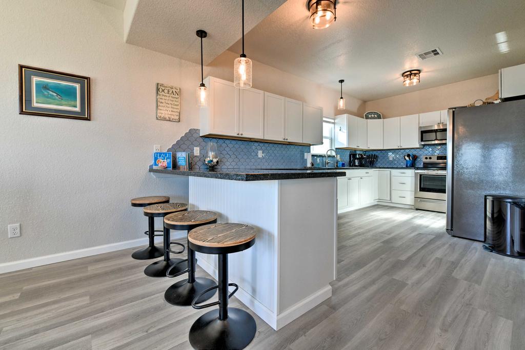 Oceanfront Retreat With Decks Steps To Surfside Beach - thumb 3
