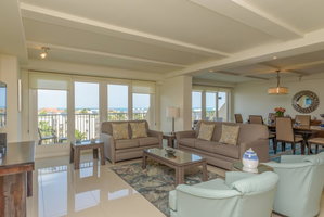 Oceanview Jewel For Large Families! Beachfront Resort, Shared Pools & Jacuzzi