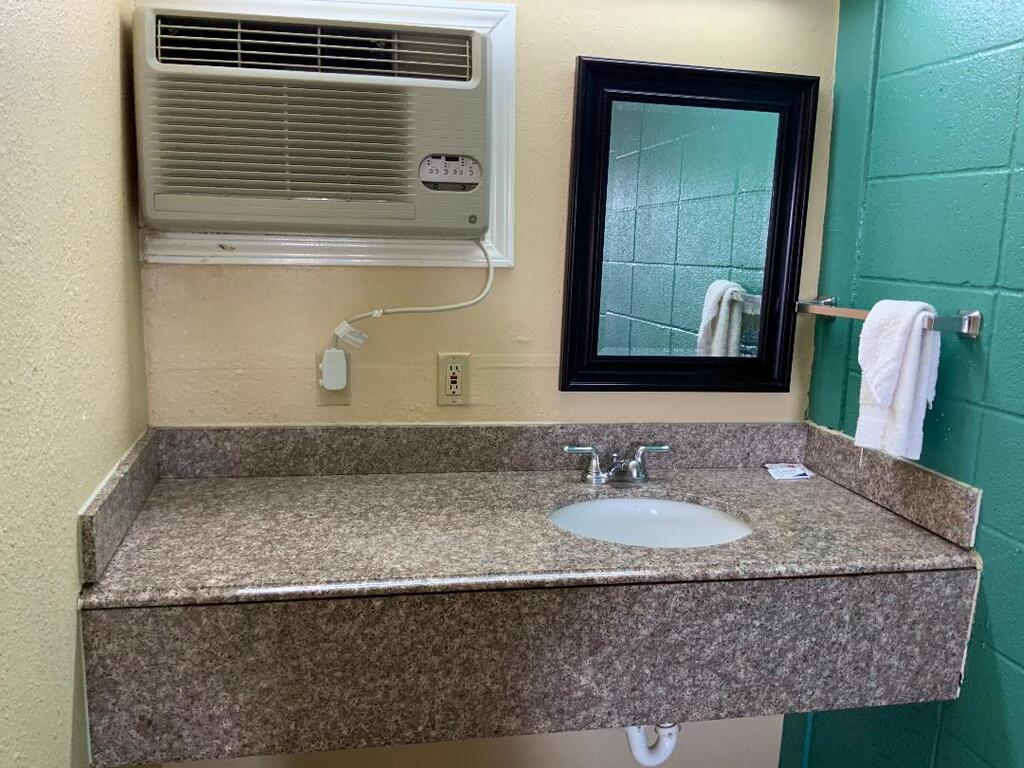 Pinn Road Inn And Suites - thumb 3