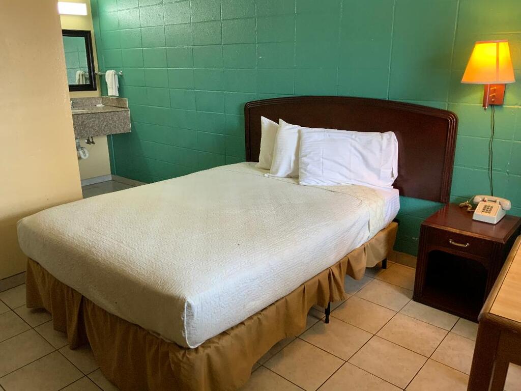 Pinn Road Inn And Suites - thumb 2