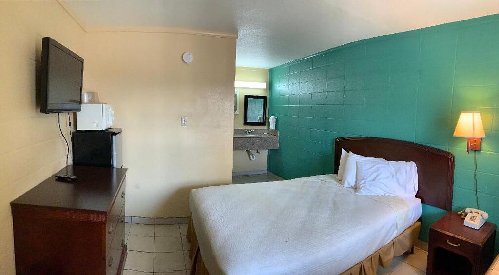 Pinn Road Inn And Suites - thumb 1