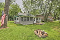 Quaint Cottage with Porch - Steps to Lake and Beach Accommodation Texas
