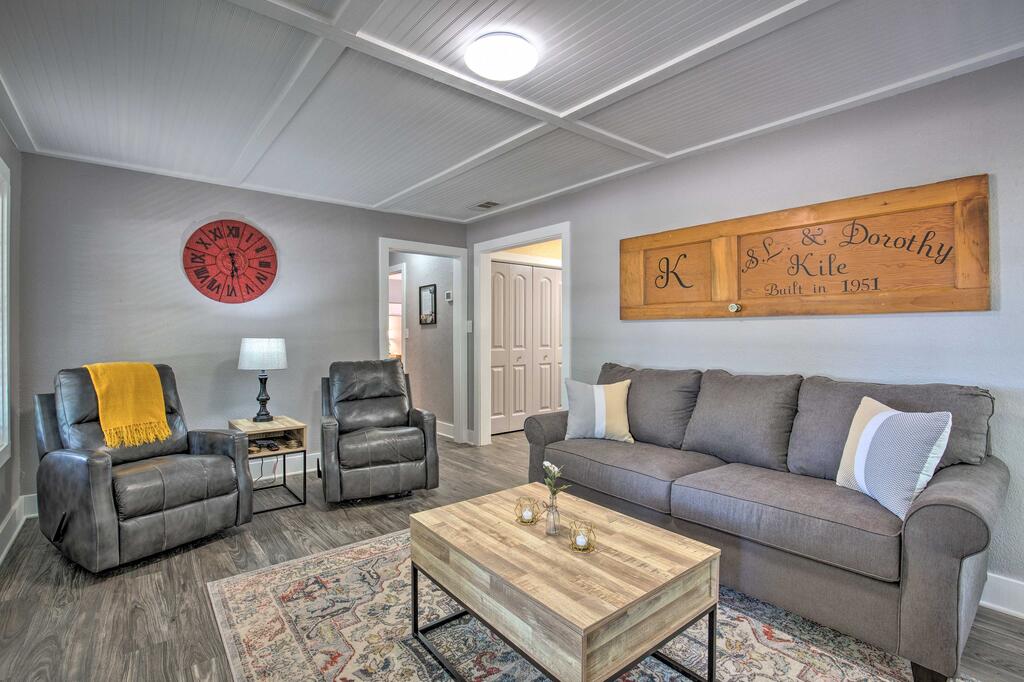Quaint Home W/Deck + Grill Mins To Lake Fork!